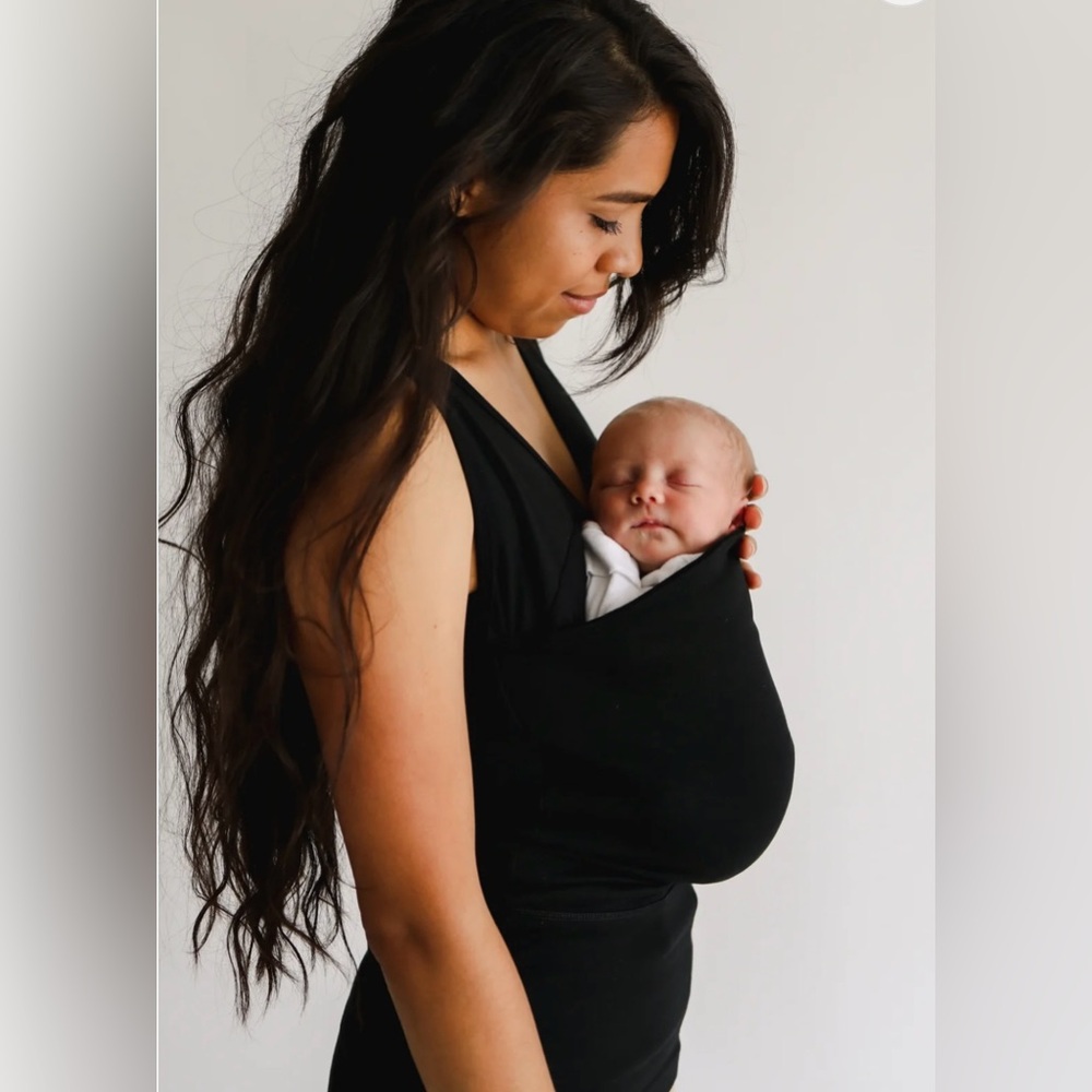 LALABU | Baby Wearing Nursing Postpartum Carrying Black Kangaroo Pouch Tank